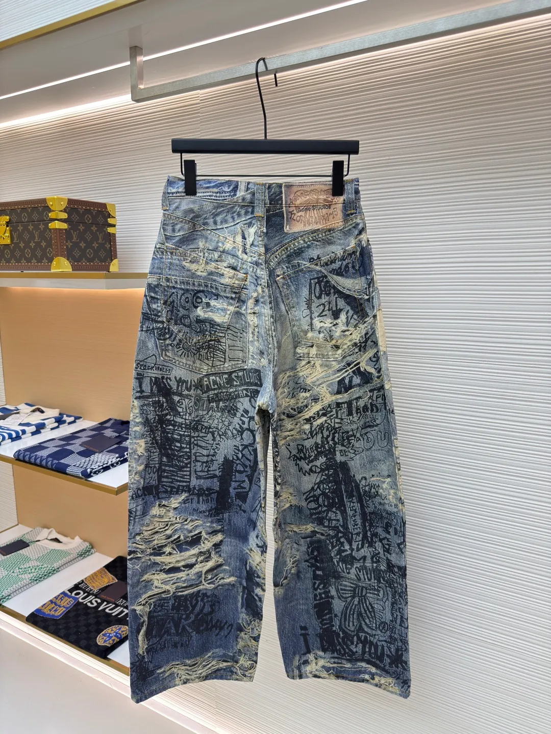 Acne Studios 3D ripped brushed jeans ●Authentic product: Purchased and developed by 4352 ●Item number: 1680159-A75 ●Material: denim ●Technology: brushed ●Version: fitted version ●Weight: about 630 grams ●Size: 42-44-46-48-50-52 ●Description: Only by using brushed non-elastic fabric can the 3D effect be achieved. The difficulty is to correct the printing details eight times before and after, adjust the color six times, and then use laser burning to position and cut. The overall routing is straight and delicate, the fabric is comfortable and soft, and the color is consistent without color difference. It can be matched with the same style to create a fashionable look and control various occasions. Customized accessories, complete three standards, same style for men and women!